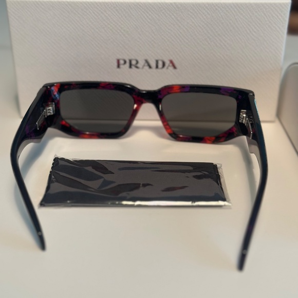 Prada sunglasses - Picture 7 of 9
